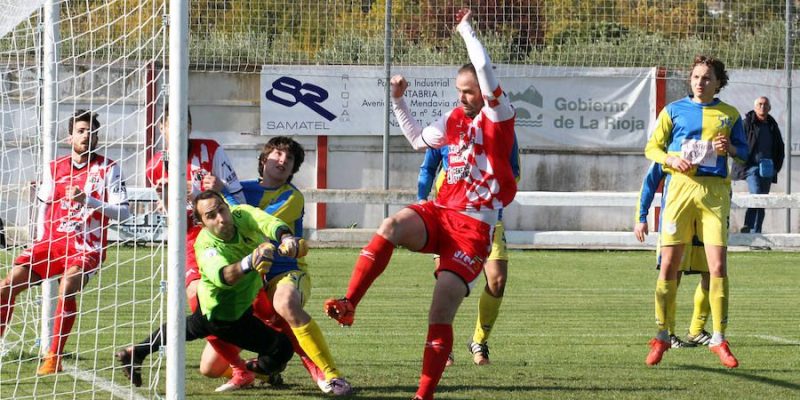 Delantero del Varea marcando un gol