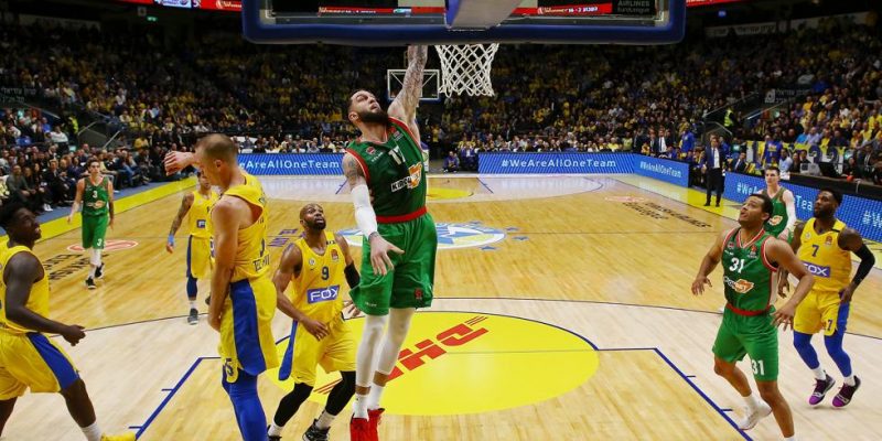 vincent poirier hace un mate ante maccabi tel aviv